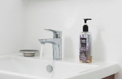 Tropical Gardens 1 bed cottage Central Newlyn - Photo 22