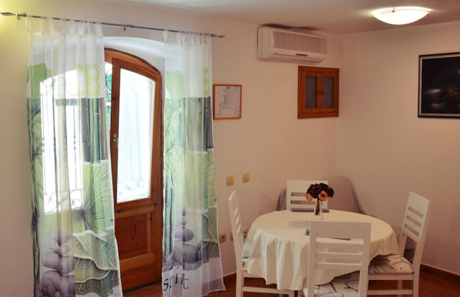 M & J Central Suites - Photo 5