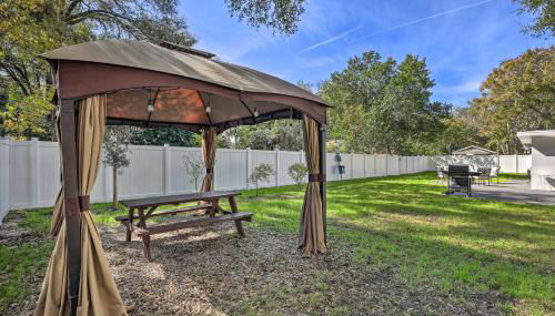 Chic Home with Fire Pit and Patio, Walk to Lake! - Foto 3