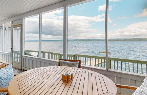 2BR Lakeside Home with Patio, Porch and AC - Foto 15