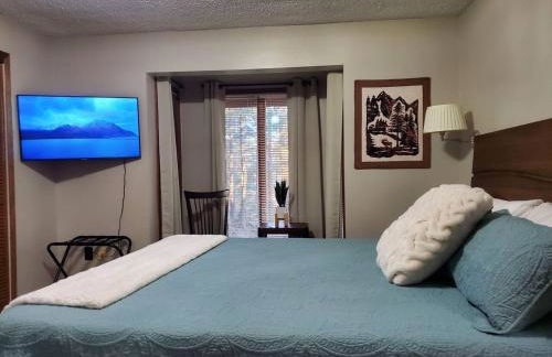 Updated Duplex with Mountain & Filtered Water View - Foto 8