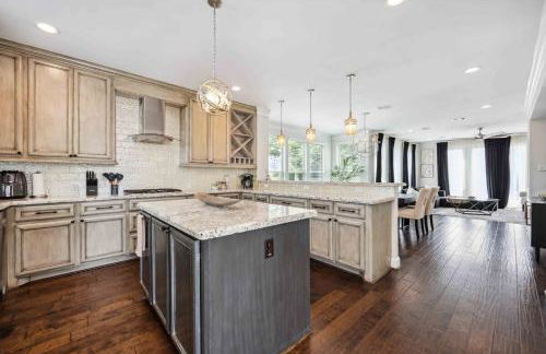 Resort vibe with Pool and Hot tub Downtown skyline views - Photo 28