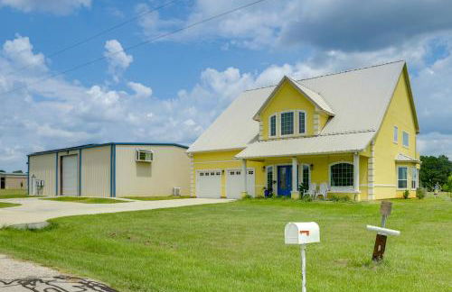 Aircraft Tours! Fly-In Hangar Apt in New Waverly - Foto 23