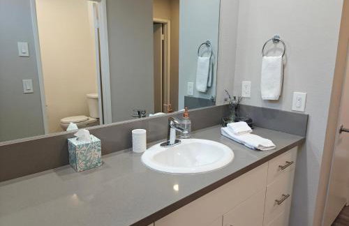 Skyline Escape 1-Bedroom with Balcony and Roof-Top Pool - Foto 13