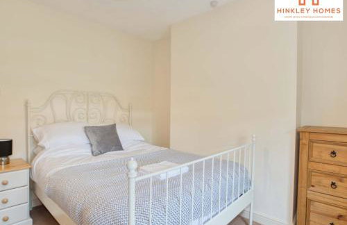 Centrally Tucked Away Private 4bed - Free parking! By Hinkley Homes Short Lets & Serviced Accommodation - Foto 22