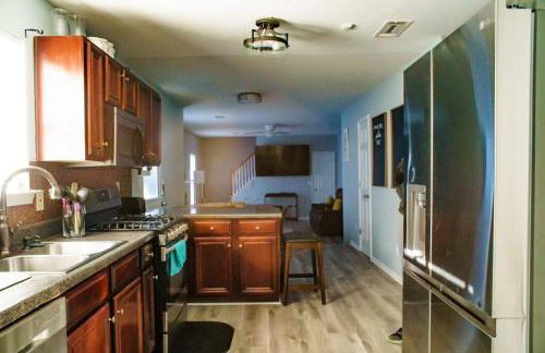 Deck, BBQ Grill, Backyard Fire Pit, Pool, Jacuzzi Tub, 65 inch TV - Foto 7