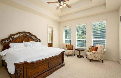 Bedroom with 3.5-Bathroom near Golf Course! - Photo 8