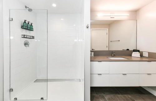 Posh 2BR Retreat Gym, Prkng and Scenic Rooftop - Photo 23