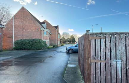 Stylish 2 Bedroom Apartment With 2 Bathrooms and Free Gated Parking - Foto 28