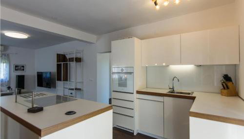 Cozy Home In Prkos With Jacuzzi - Foto 5