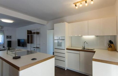 Cozy Home In Prkos With Jacuzzi - Foto 5