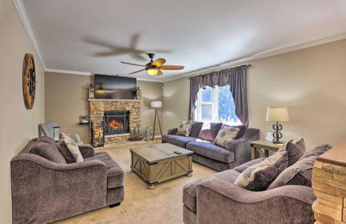 Hot Tub, Fire Pit and Lake Access Poconos Escape! - Foto 1