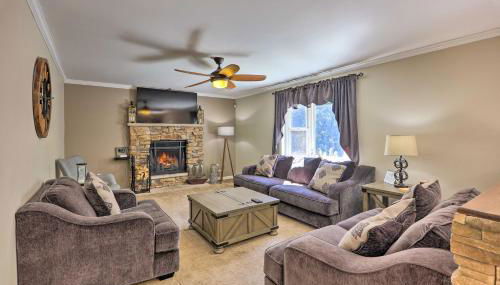 Hot Tub, Fire Pit and Lake Access Poconos Escape! - Foto 1