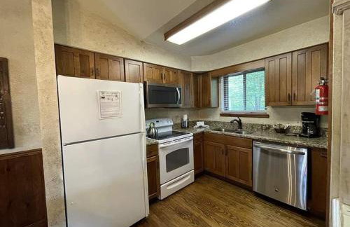 C8, Two bedroom, two bath log-sided, lake view luxury cottage with hot tub - Foto 14