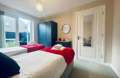 Spacious 4 Bedroom, 3 Bath House by Jesswood Properties Contractors, Business and Leisure with Free Parking and WIFI - Foto 20