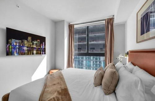 Modern Chic 1BR Downtown with Rooftop Pool & Views - Foto 16