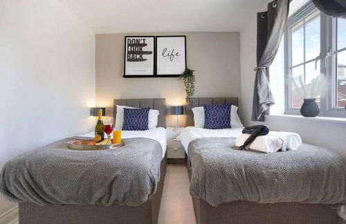 Grange House with Free Parking, Garden, Superfast Wifi and Smart TVs with Netflix by Yoko Property - Photo 8