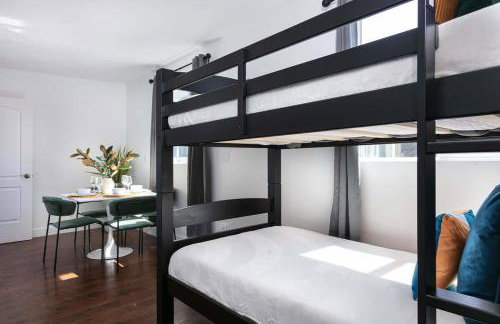 Enjoy Stylish 3BR Apt Sleeps 6 with Free Parking - Foto 15