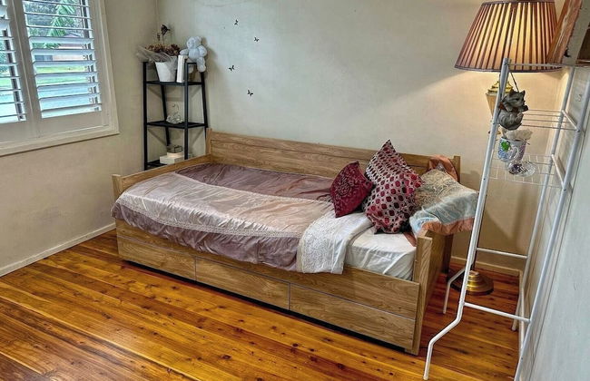 Cheerful 4 Bedroom with free Parking - Foto 5