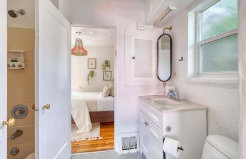 Stay Portland - Sedona Vibes in PDX- Walk to Local Shops & Coffee - Photo 33