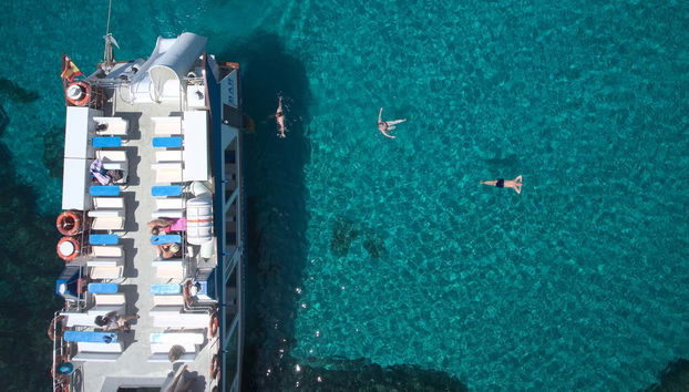 Paseo en barco por el sur de Menorca desde Cala’n Bosch - Foto 5, Disfrutando de un baño en el sur de Menorca