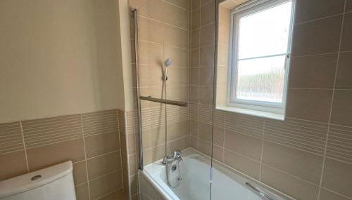 The Iris house is close to city centre and is ideal for tourists, visiting family members or work related activities including contractors - Foto 5