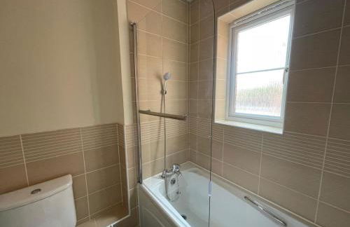 The Iris house is close to city centre and is ideal for tourists, visiting family members or work related activities including contractors - Foto 5