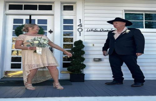 4BR Boutique Coastal Home, Walk to Beach and The Strand, Sleeps 10 - Foto 19