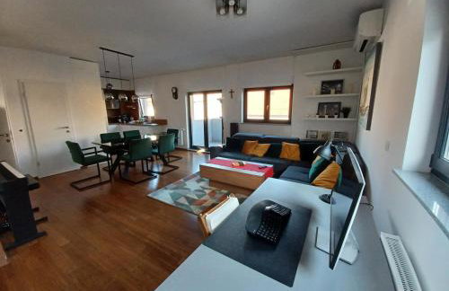 Modern 4-Star luxury apt - WFH Ready, Free Parking - Foto 2