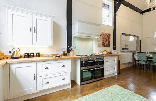 Dorney Windsor Legoland 5 Star Stay for upto 14 guests - Photo 19