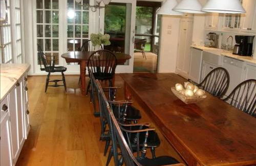 Secluded Cottage Rental with a Heated Pool in Red Hook for Family Getaways in New York State - Photo 7