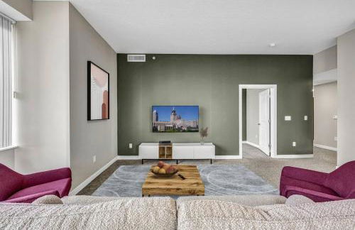 14th Floor Lux Downtown Condo w/ LAKE VIEWS & Gym - Photo 14