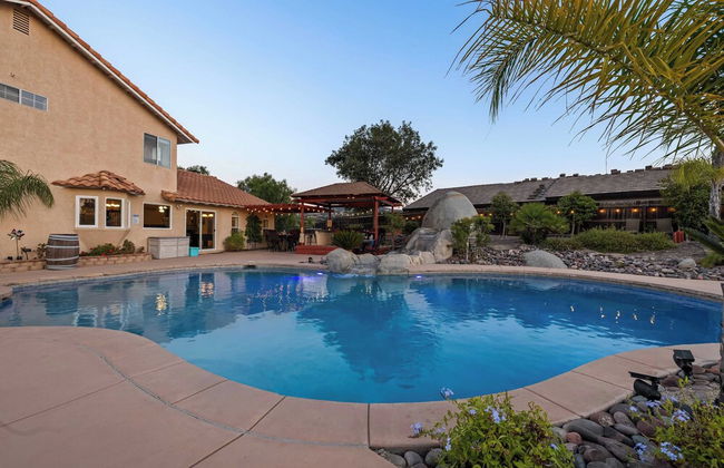 Chardonnay Charm by Avantstay Luxe Group Retreat w/ Pool Mins to Wineries - Foto 34