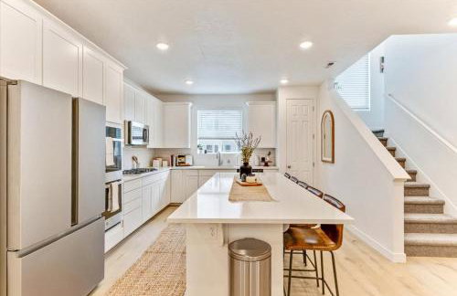 Modern 4BR Home Rooftop Patio Mountain Views - Foto 11