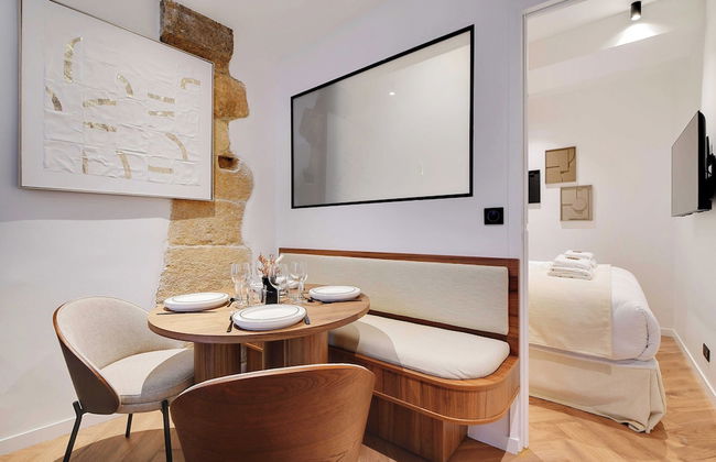 Elegant Comfort in the Heart of Paris-notre Dame - Photo 2