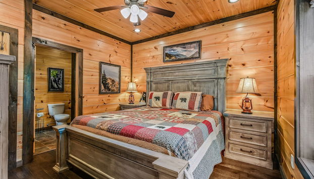 Honeysuckle Hill 2 Bedroom Cabin by RedAwning - Foto 5, Habitación