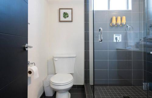 Walk to Restaurants from a Designer Cap Hill Home - Foto 29