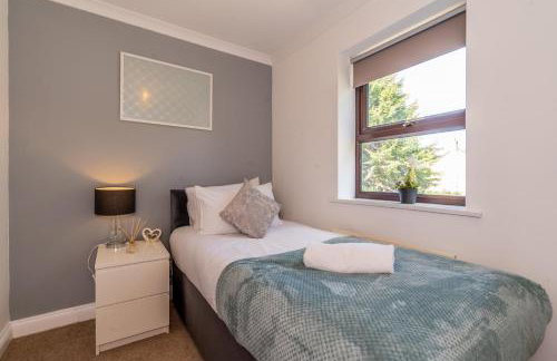 CENTRAL MK- 3Bed, 2 Bath house for LONG TERM CONTRACTOR Stays, free parking for 2 vehicles, DESK & GARDEN space managed by CHIQUE PROPERTIES LTD - Photo 3