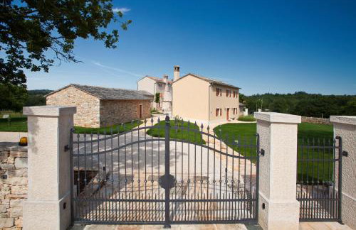 Villa Poropati, Grožnjan, Istria - Luxury Countryside Estate for up to 19 persons - Large pool of 80m2 with kids section - Foto 32