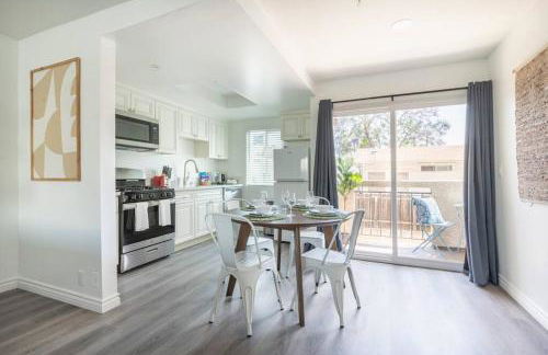 Modern 2BR Condo with King Bed & Balcony near LA - Foto 39