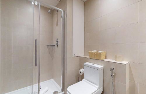 Stylish Penthouse with City Views and Aircon - Pass the Keys - Photo 16