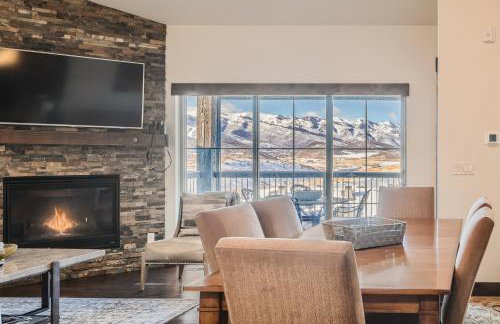 Private Hot Tub, Close to Resorts - Private Hot Tub - Close to PC, Mountain Mansion Family Getaway - Photo 1