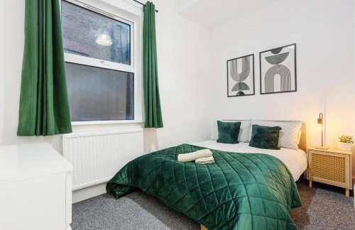 Central LDN 3-Bed Sleeps 8, Garden & Parking - Photo 6