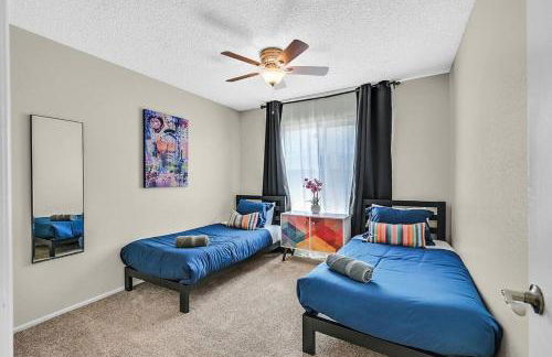 4BR Family Home, Private Pool & BBQ, Near Strip - Foto 24