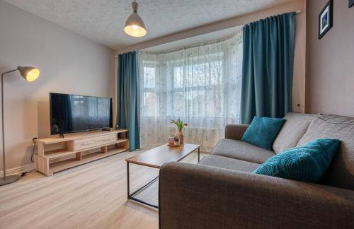 Solihull 2-Bed Flat with Parking-Ideal for Contractors, Business, Long Stays - Photo 13