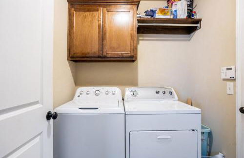 Cheerful 3 Bdrm space, 2 bath!. You gotta love it! - Photo 34