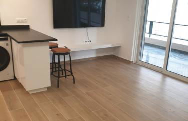 Newly Renovated Varkiza Beachside One Bedroom with Large Terrace - Foto 6