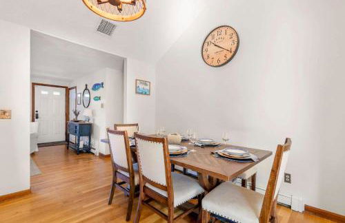 Family-Friendly Central AC Near Beach - Foto 11