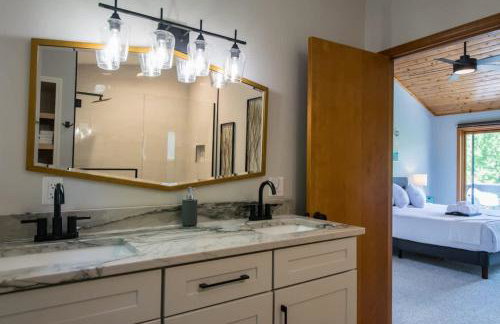 Mountain View 3BR with Sunroom, Close to Ski and Trails - Foto 28