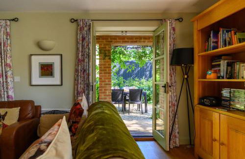 Cosy Cotswold Lodge by Your Home Here - ideal for families, log-burner, spa, private parking, EV Hookup included and heated swimming pools - Foto 1